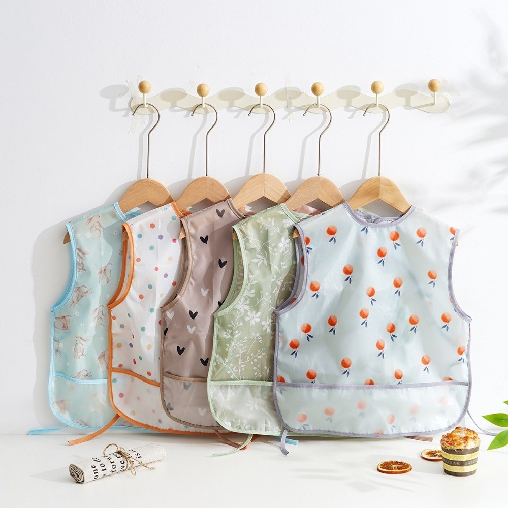 Baby Food Apron - 防水ベビー用お食事エプロン ノースリーブデザイン 漫画プリント 幼児用食事エプロン 軽量生地 食物キャッチャーポケット付き